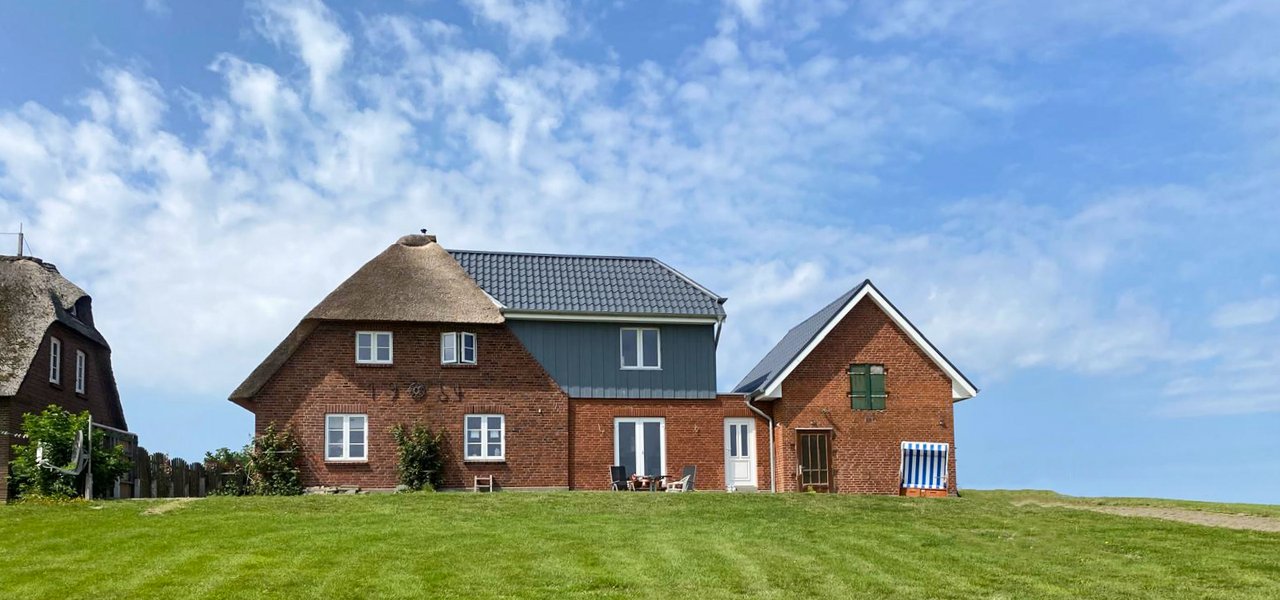 Blick auf Hus Gezeitenblick auf Westerwarft, Hallig Hoge