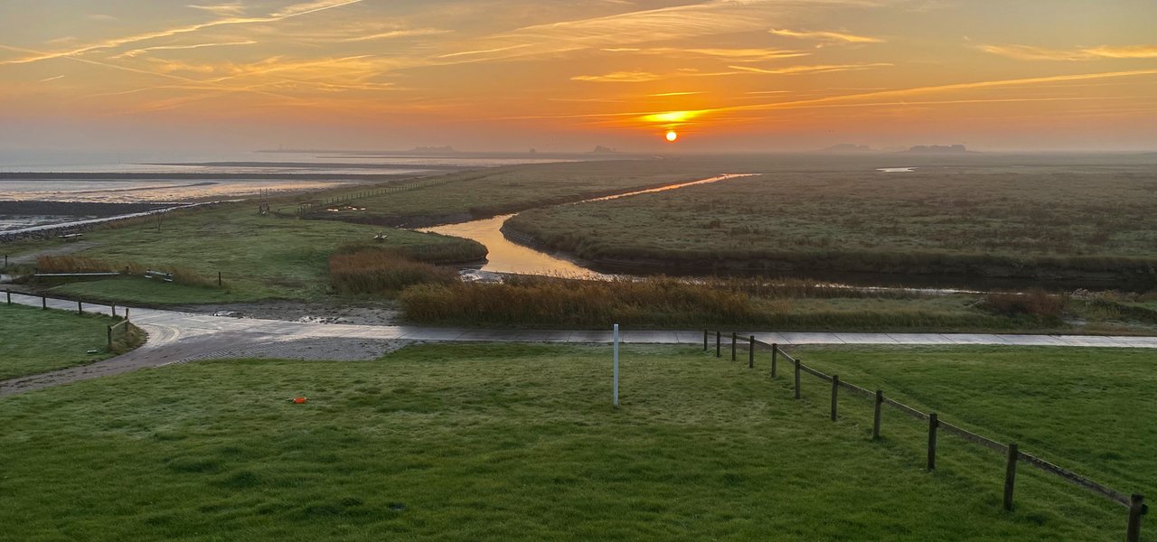 Sonnenaufgang mit Blick von Westerwarft nach Kirchwarft